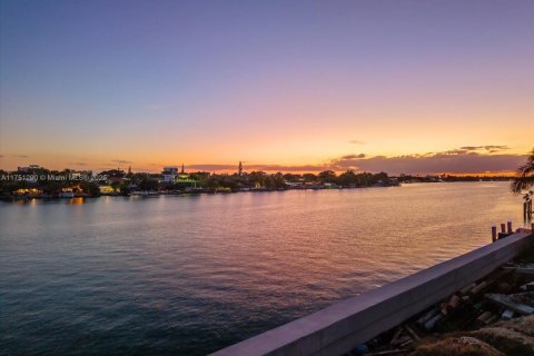 Terrain à vendre à Surfside, Floride № 1936174 - photo 1