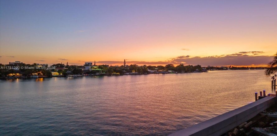 Terrain à Surfside, Floride № 1936174