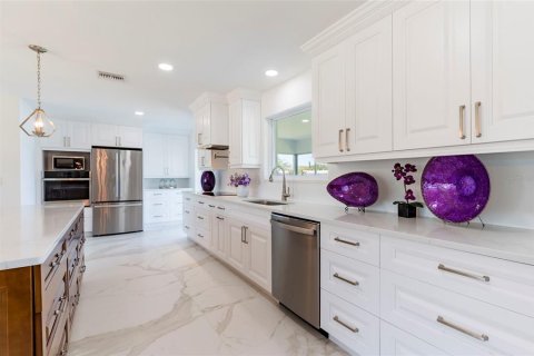 House in Largo, Florida 3 bedrooms, 153.2 sq.m. № 2199026 - photo 10