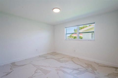 House in Largo, Florida 3 bedrooms, 153.2 sq.m. № 2199026 - photo 20