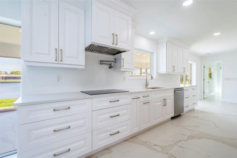 House in Largo, Florida 3 bedrooms, 153.2 sq.m. № 2199026 - photo 7