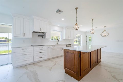 House in Largo, Florida 3 bedrooms, 153.2 sq.m. № 2199026 - photo 12