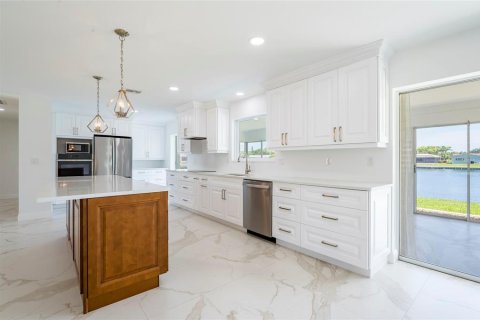 House in Largo, Florida 3 bedrooms, 153.2 sq.m. № 2199026 - photo 9
