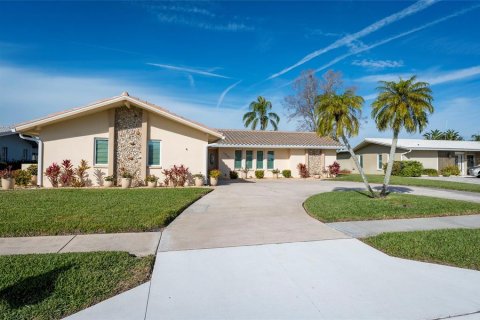House in Largo, Florida 3 bedrooms, 153.2 sq.m. № 2199026