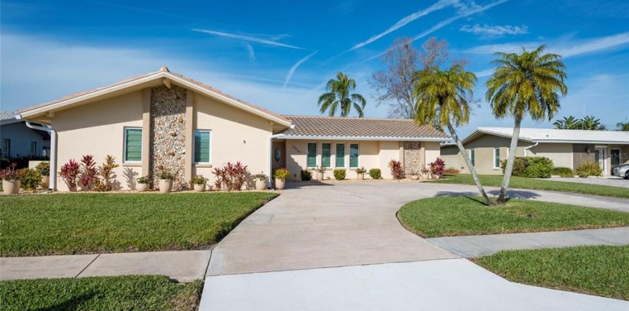 House in Largo, Florida 3 bedrooms, 153.2 sq.m. № 2199026