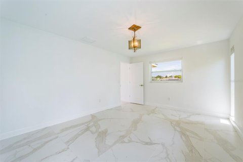 House in Largo, Florida 3 bedrooms, 153.2 sq.m. № 2199026 - photo 15