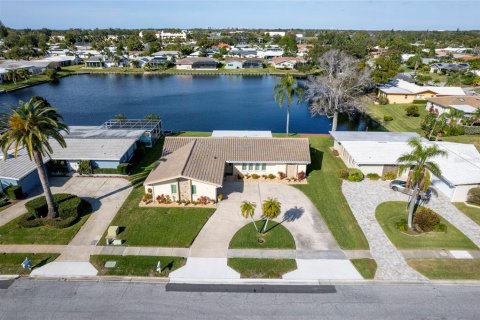 House in Largo, Florida 3 bedrooms, 153.2 sq.m. № 2199026 - photo 2