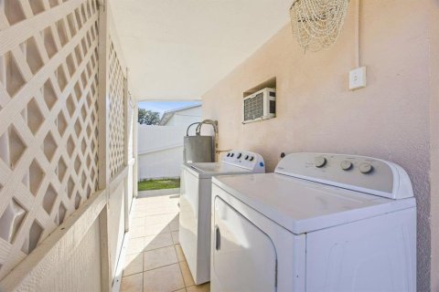 House in Orlando, Florida 3 bedrooms, 130.81 sq.m. № 2198346 - photo 20