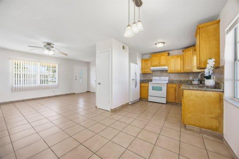 House in Orlando, Florida 3 bedrooms, 130.81 sq.m. № 2198346 - photo 9