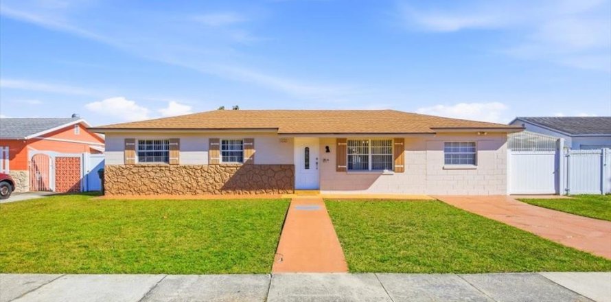 House in Orlando, Florida 3 bedrooms, 130.81 sq.m. № 2198346