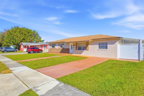 House in Orlando, Florida 3 bedrooms, 130.81 sq.m. № 2198346 - photo 3
