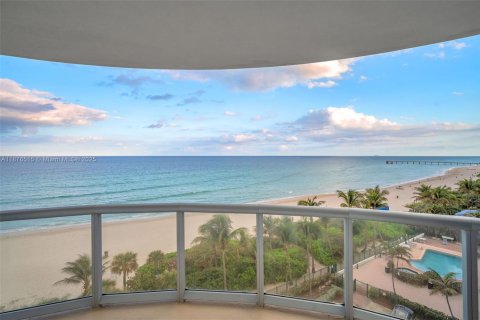 Condominio en venta en Sunny Isles Beach, Florida, 2 dormitorios, 111.58 m2 № 1927107 - foto 3