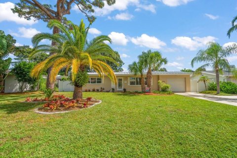 House in Belleair, Florida 2 bedrooms, 147.06 sq.m. № 1885974 - photo 1