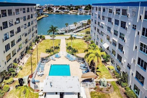 Condo in Gulfport, Florida, 2 bedrooms № 2223569