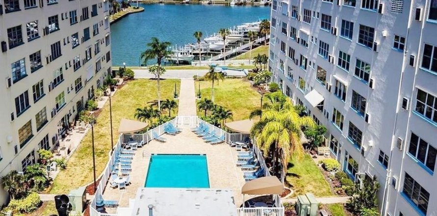 Condo in Gulfport, Florida, 2 bedrooms  № 2223569