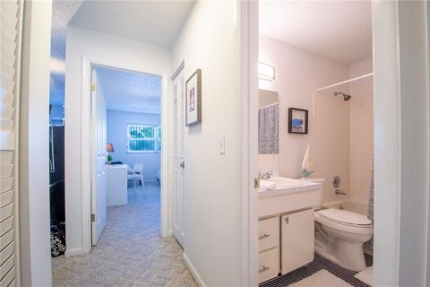 Condo in Gulfport, Florida, 2 bedrooms  № 2223569 - photo 26