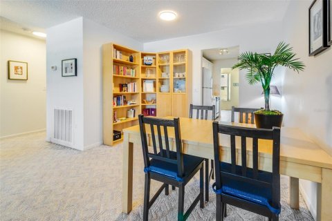 Condo in Gulfport, Florida, 2 bedrooms  № 2223569 - photo 13