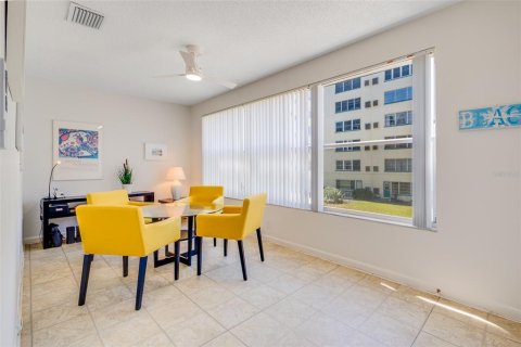 Condo in Gulfport, Florida, 2 bedrooms  № 2223569 - photo 30