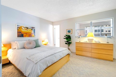 Condo in Gulfport, Florida, 2 bedrooms  № 2223569 - photo 19