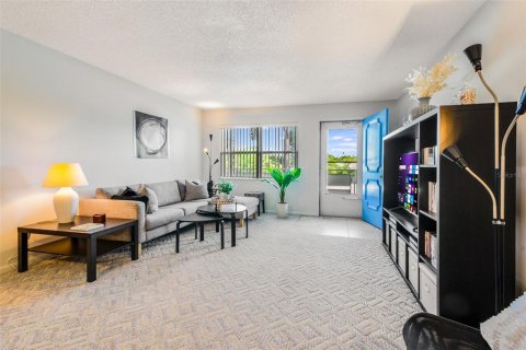 Condo in Gulfport, Florida, 2 bedrooms  № 2223569 - photo 11