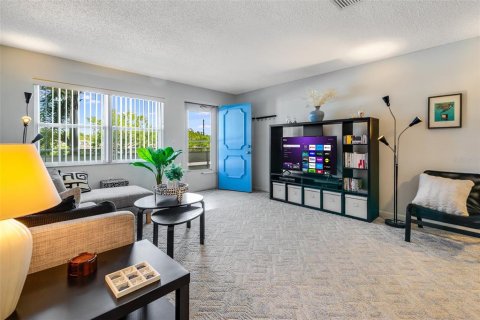 Condo in Gulfport, Florida, 2 bedrooms  № 2223569 - photo 2