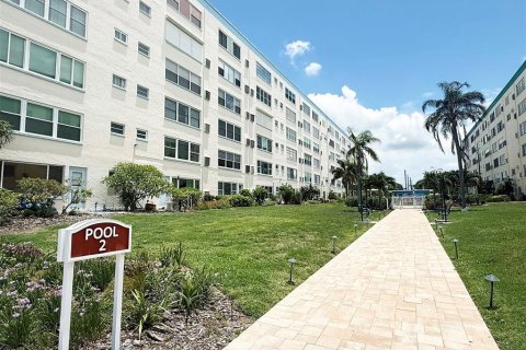 Condo in Gulfport, Florida, 2 bedrooms  № 2223569 - photo 8