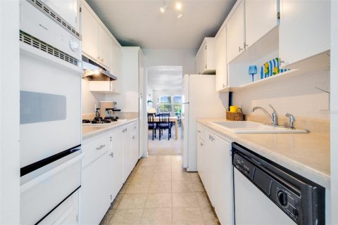 Condo in Gulfport, Florida, 2 bedrooms  № 2223569 - photo 16