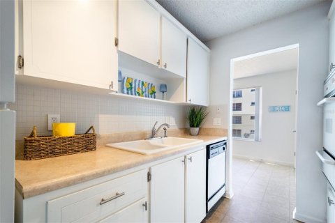 Condo in Gulfport, Florida, 2 bedrooms  № 2223569 - photo 18