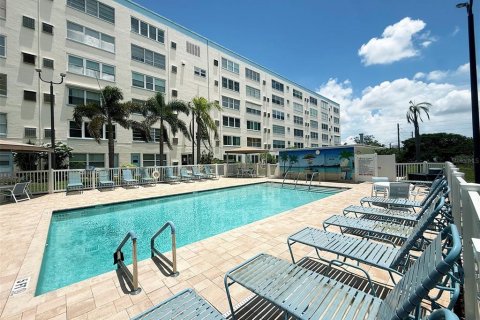 Condo in Gulfport, Florida, 2 bedrooms  № 2223569 - photo 6