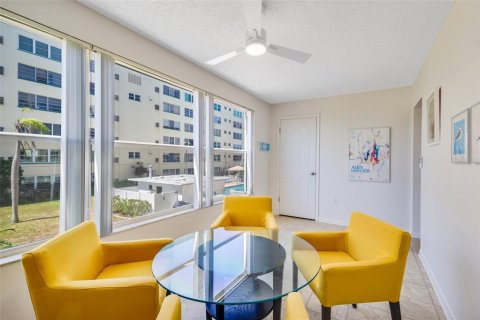 Condo in Gulfport, Florida, 2 bedrooms  № 2223569 - photo 29