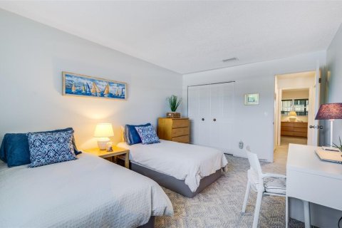 Condo in Gulfport, Florida, 2 bedrooms  № 2223569 - photo 24