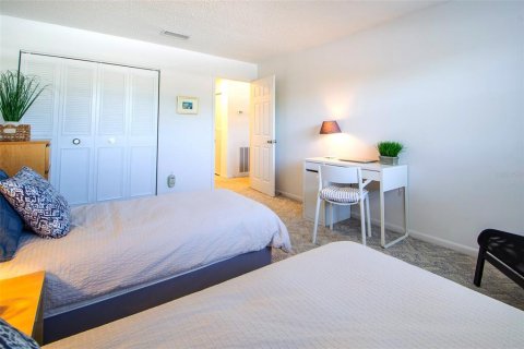 Condo in Gulfport, Florida, 2 bedrooms  № 2223569 - photo 25