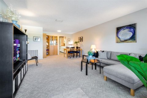 Condo in Gulfport, Florida, 2 bedrooms  № 2223569 - photo 4