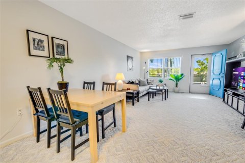 Condo in Gulfport, Florida, 2 bedrooms  № 2223569 - photo 12