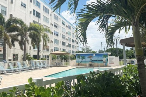 Condo in Gulfport, Florida, 2 bedrooms  № 2223569 - photo 7