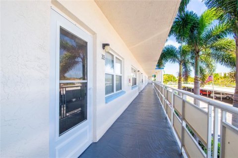 Condo in Gulfport, Florida, 2 bedrooms  № 2223569 - photo 10