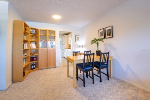 Condo in Gulfport, Florida, 2 bedrooms  № 2223569 - photo 14