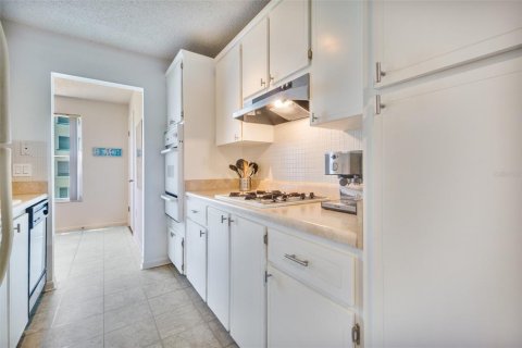 Condo in Gulfport, Florida, 2 bedrooms  № 2223569 - photo 17