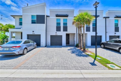 Townhouse in Palm Springs, Florida 3 bedrooms, 141.68 sq.m. № 2025416 - photo 3