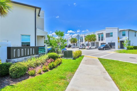 Townhouse in Palm Springs, Florida 3 bedrooms, 141.68 sq.m. № 2025416 - photo 2