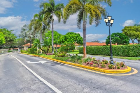 Townhouse in Palm Springs, Florida 3 bedrooms, 141.68 sq.m. № 2025416 - photo 7