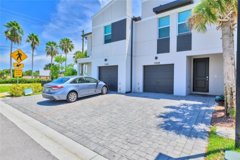 Townhouse in Palm Springs, Florida 3 bedrooms, 141.68 sq.m. № 2025416 - photo 5