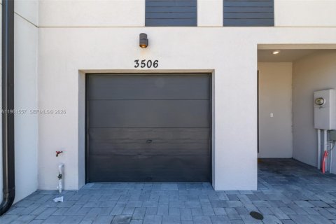 Townhouse in Palm Springs, Florida 3 bedrooms, 141.68 sq.m. № 2025416 - photo 9