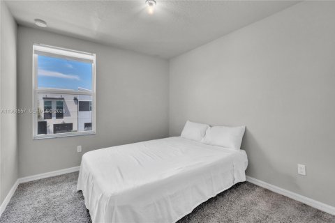 Townhouse in Palm Springs, Florida 3 bedrooms, 141.68 sq.m. № 2025416 - photo 25