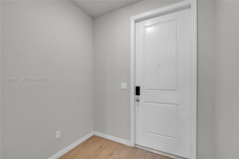 Townhouse in Palm Springs, Florida 3 bedrooms, 141.68 sq.m. № 2025416 - photo 4