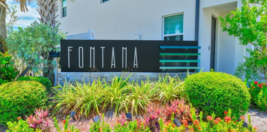 Townhouse in Palm Springs, Florida 3 bedrooms, 141.68 sq.m. № 2025416