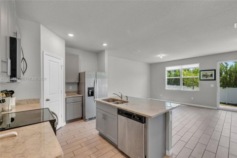 Townhouse in Palm Springs, Florida 3 bedrooms, 141.68 sq.m. № 2025416 - photo 12