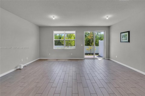 Townhouse in Palm Springs, Florida 3 bedrooms, 141.68 sq.m. № 2025416 - photo 16