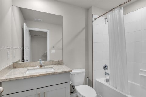 Townhouse in Palm Springs, Florida 3 bedrooms, 141.68 sq.m. № 2025416 - photo 27