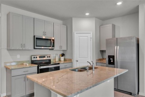 Townhouse in Palm Springs, Florida 3 bedrooms, 141.68 sq.m. № 2025416 - photo 13